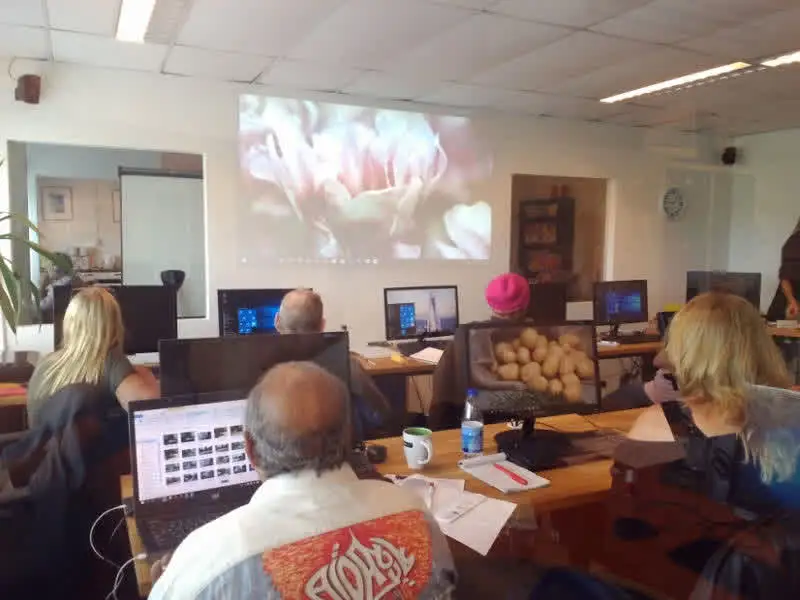 Computerles in het lokaal bij ACC Noord