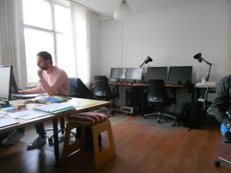 Een medewerker van het Webbureau Amsterdam is aan het werk.