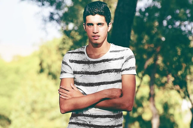 jongen met armen over elkaar